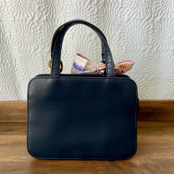 Liz Claiborne Navy Leather Women’s Bag with brass hardware - Picture 3 of 9